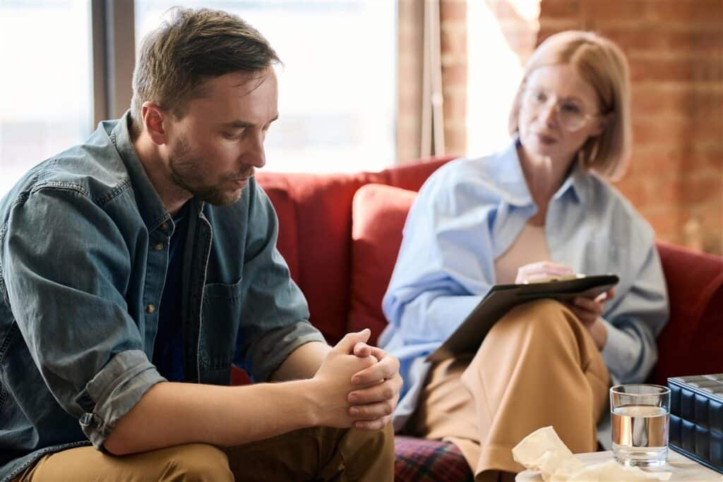 Attitude paradoxale : un homme désagréable révèle ses sentiments amoureux
