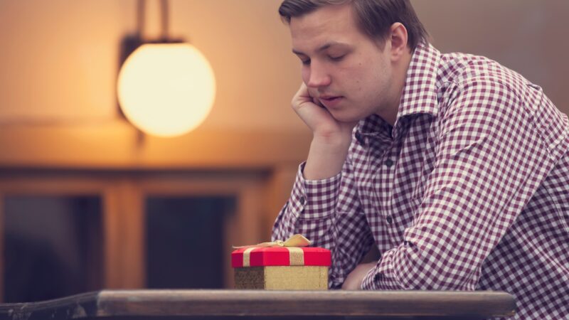 Ne plus donner de nouvelles : quel effet sur les hommes qui souffrent en silence ?