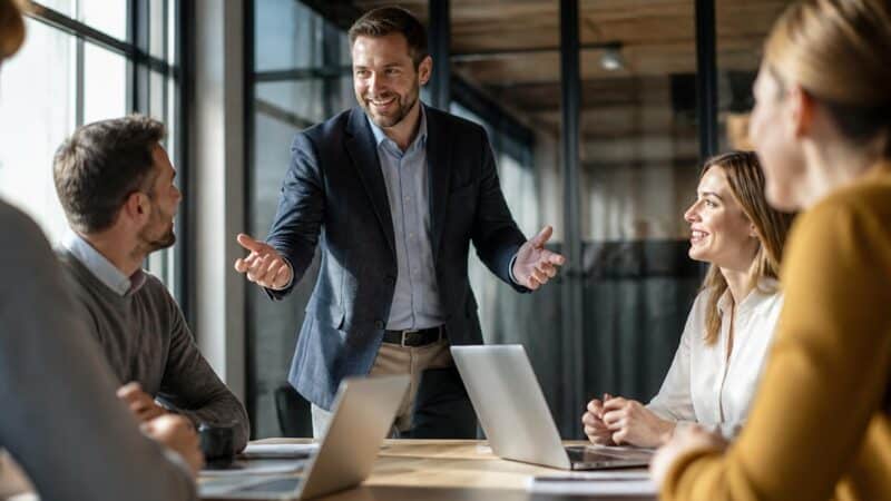 Stratégies efficaces de pensée positive pour encourager votre équipe au travail