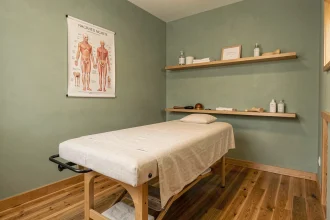 Cabinet d'ostéopathie professionnel dans l'Oise avec table de traitement et décoration soignée